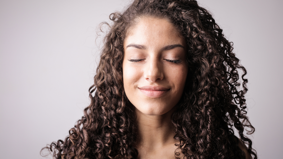 Guide Capillaire: La Routine Capillaire Idéale pour Cheveux Bouclés