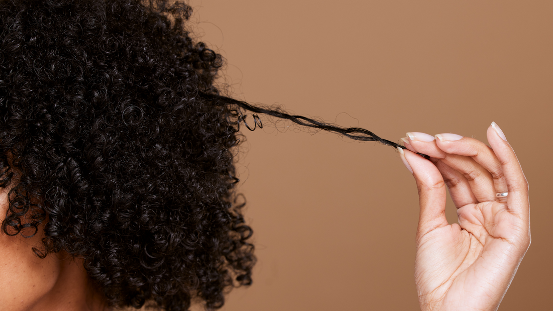 Décryptage des cheveux crépus et bouclés : la clé d'une routine sur-mesure