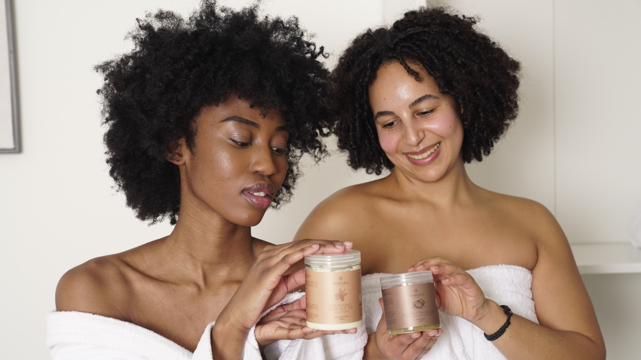 femmes tenant des produits cosmétiques naturels